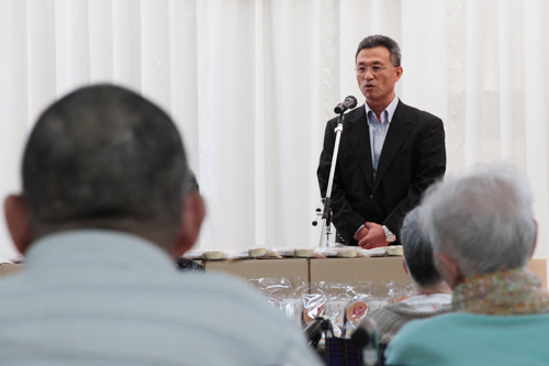 壇上であいさつをする末永代表理事組合長