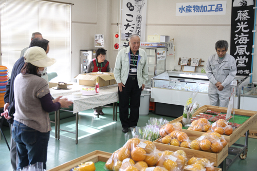 あいさつする宗金会長（中央）