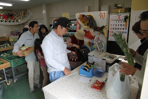 開店を待っていた買い物客が多く来場