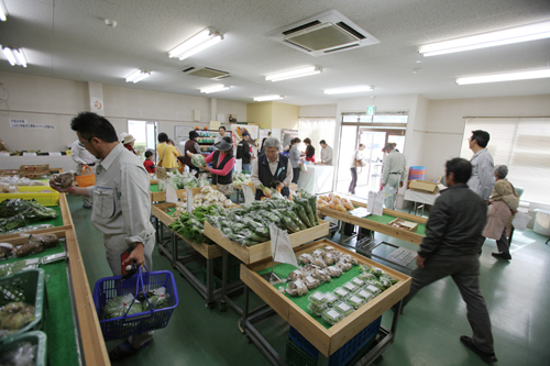以前の店舗よりやや小さくなった売り場には、新鮮な農作物が並ぶ