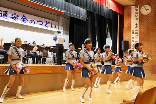 リズムに合わせて踊るカラーガード