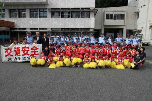 つどいに参加した園児と一緒に県警音楽隊、交通アテンダントが記念撮影
