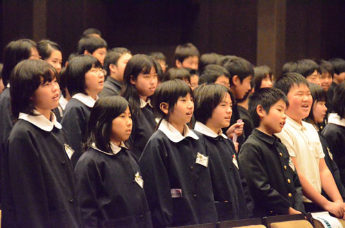 会場の小学生も「大笑い」を体験