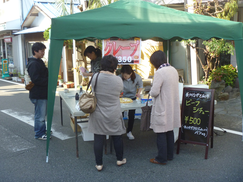 いろいろな出店があり、来場者がどれを食べようか迷う姿も