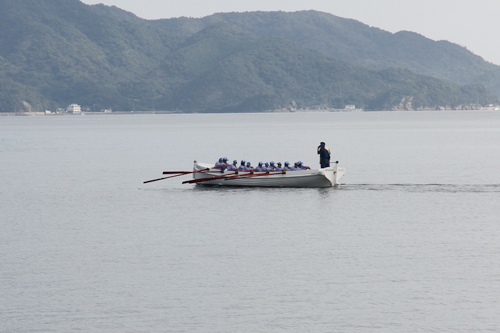 仙崎湾を進むカッター