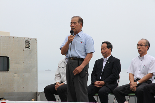 あいさつする新谷会長