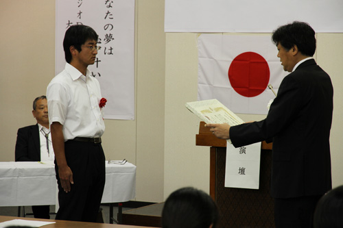 日置中学校へ表彰状が贈られる