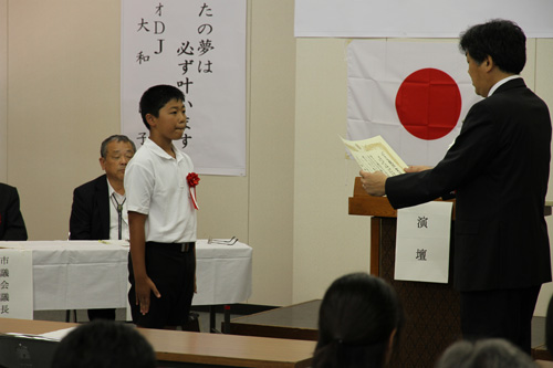 表彰を受ける神田小学校の奥田零司くん