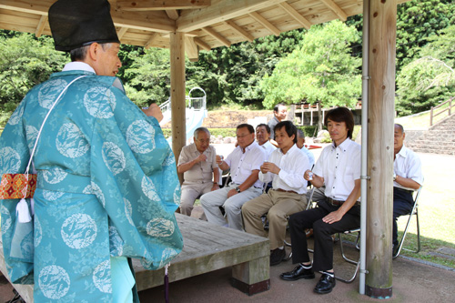 安全祈願祭には地元関係者8人が出席