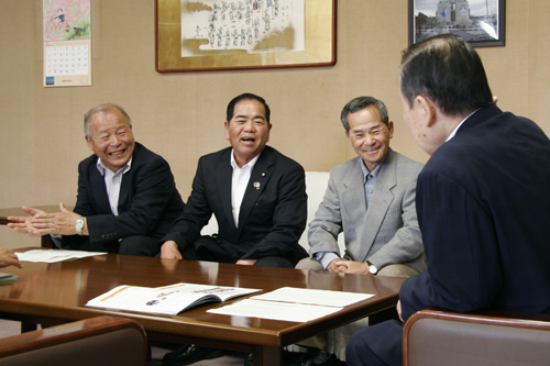市長に意気込みを語る保存会のみなさん