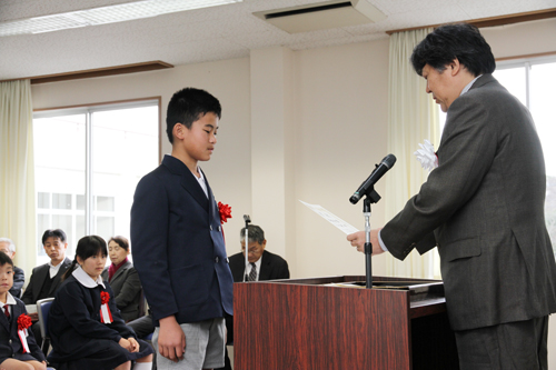 表彰は梶山会長からひとりひとり手渡された