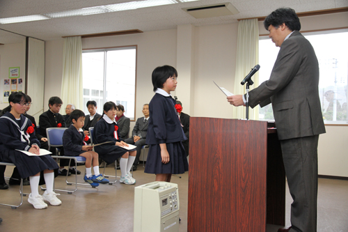 表彰状の授与は厳かに