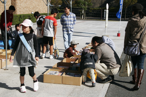 古本市にはたくさんの本・雑誌が出品された