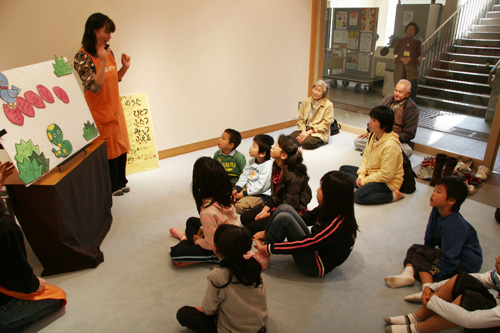 おはなしポケットによる読み聞かせ