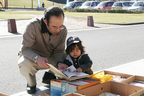 絵本も多く、親子で楽しみながら探す姿もみられた