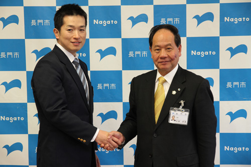 大西市長と握手する町田さん（左）