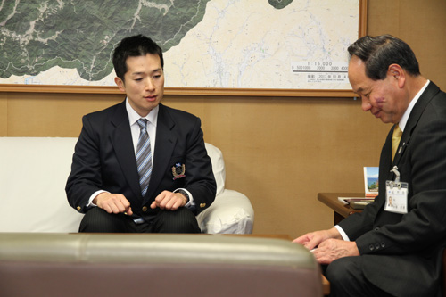 赴任先について市長に説明する