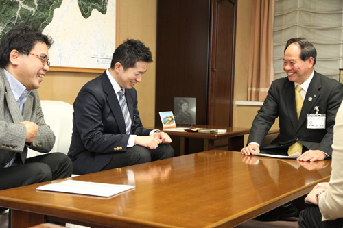 町田さんは大西市長とは顔なじみで話もはずむ