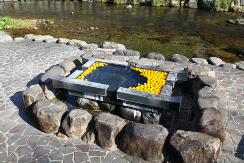 こちらは湯本温泉街にあるおとずれ足湯