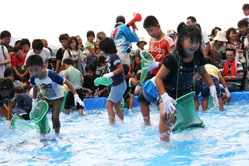 魚のつかみ取り