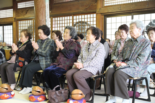 手を合わせ鯨を弔う参列者