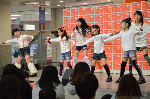 ダンスを披露するヒップホップダンス愛好会のみなさん