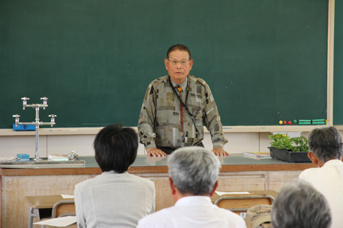あいさつする緒方会長