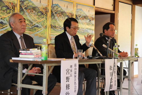 調査内容を説明する松田教授（中央）