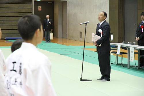 選手を激励する田邊会長