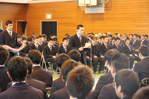 生徒代表の田村歩さんが激励