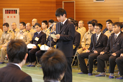 実習生を代表して、田原僚さんが決意を述べる