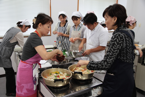 料理研究家の馬場さんの指導で昭恵夫人らとともに調理