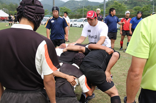 高校生はスクラムの指導を受ける