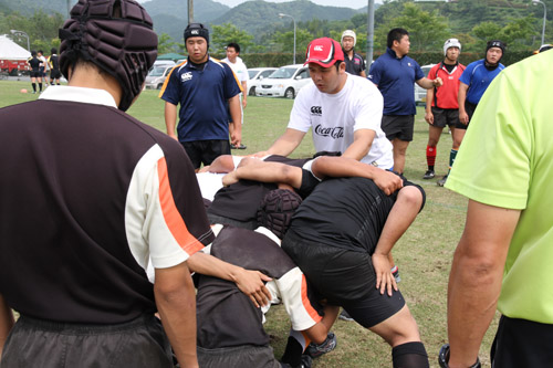 高校生はスクラムの指導を受ける