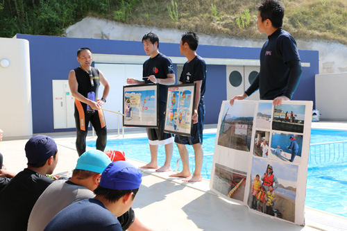 仙崎海上保安部の職員が海に近づく際の注意点を説明