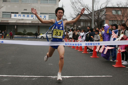 総合優勝大津高校陸上長距離のゴール