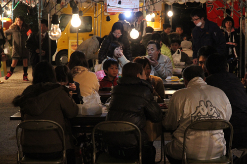 夜の冷え込みもなんのその、楽しい会話がはずみます