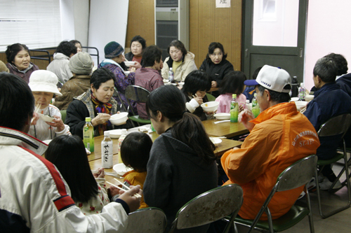 おいしそうに豚汁を食べる参加者