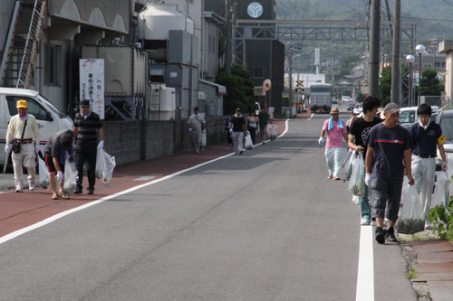 駅南コースを歩く参加者