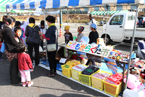 がらくた市の売上金は全額寄付される