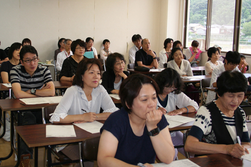 講演を聞く参加者