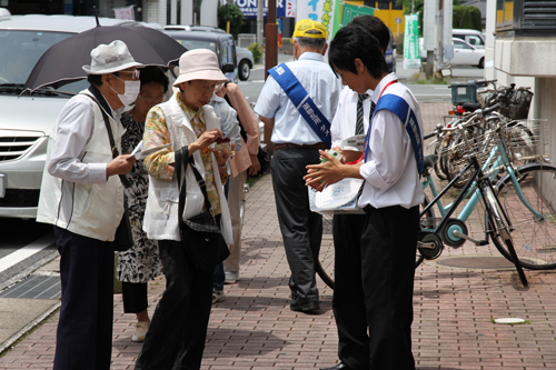 たくさんの人が募金に協力