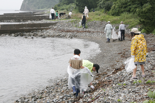 青海島波の橋立周辺の海岸清掃