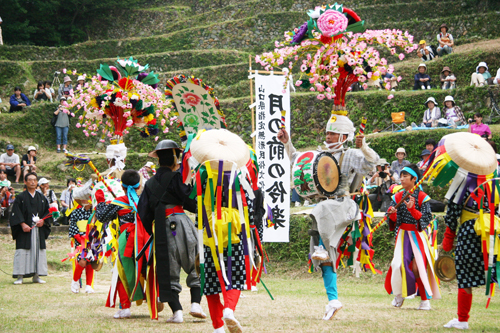 繊細に舞う「月の前の伶楽」