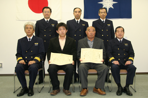 表彰状を持った左側が裕紀さん、右側が武さん