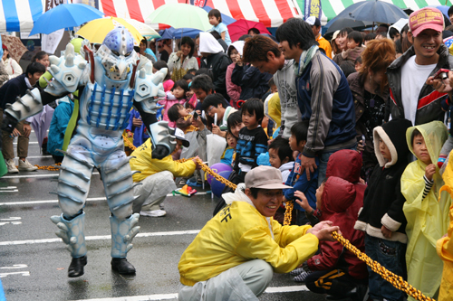 ゴセイジャーショーではわるものがやって来てパニックに！