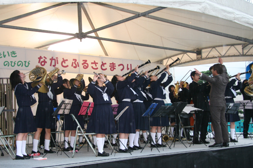 大津高校ブラスバンド部の演奏