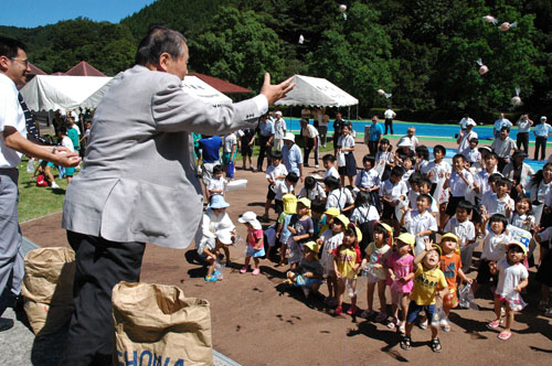 ３０周年記念行事のもちまき
