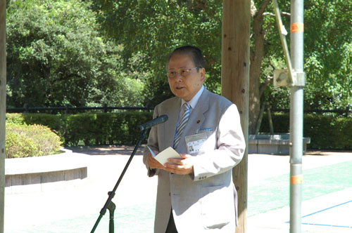 あいさつをする南野市長