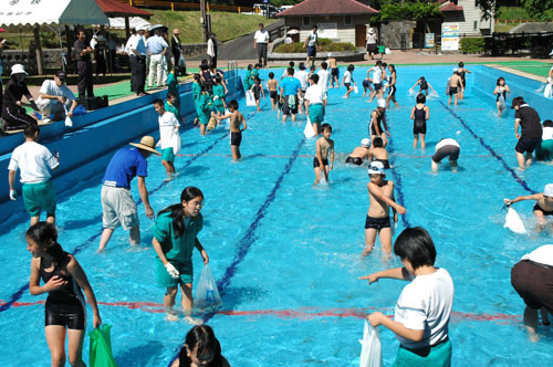 高学年と中学生のつかみ取り